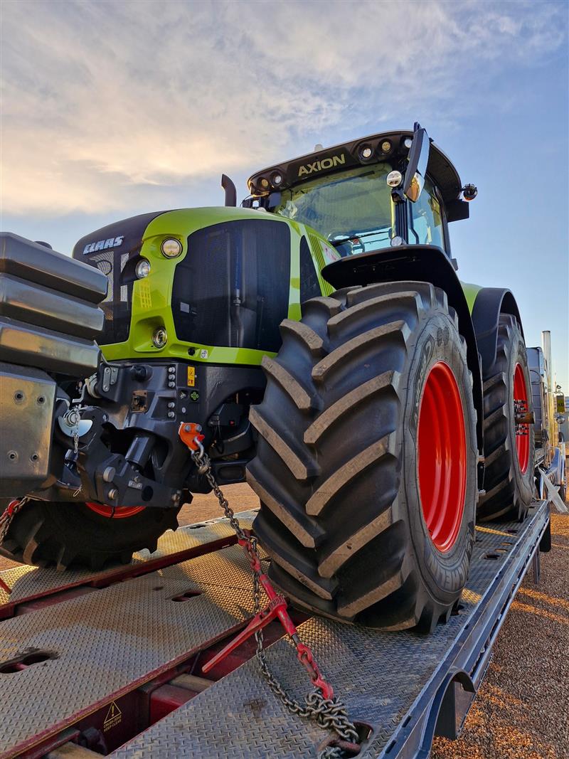 Photo 4. Claas Axion 950 Tractor FWA/4WD
