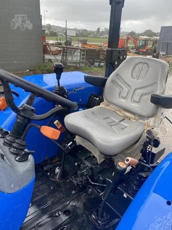 Photo 4. NEW HOLLAND T4.65 Tractor