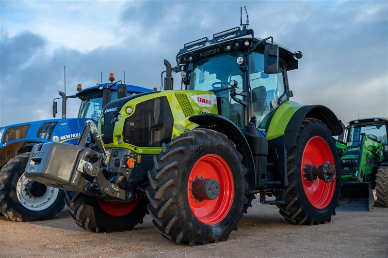 Photo 4. Claas AXION 850 FWA/4WD