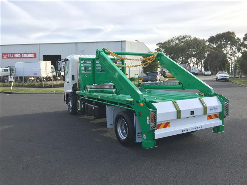 Photo 4. Hino FC 1124 Hooklift/Bi Fold