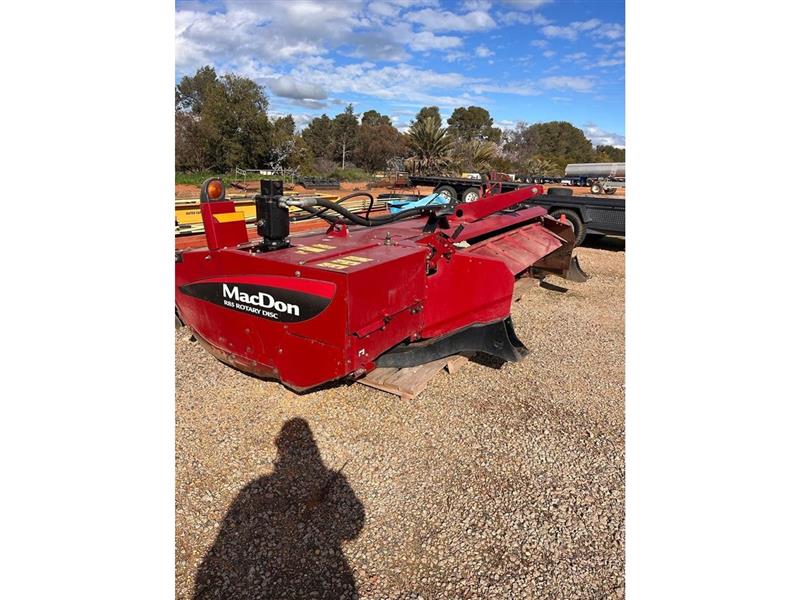 Photo 4. MACDON R85 mower conditioner 