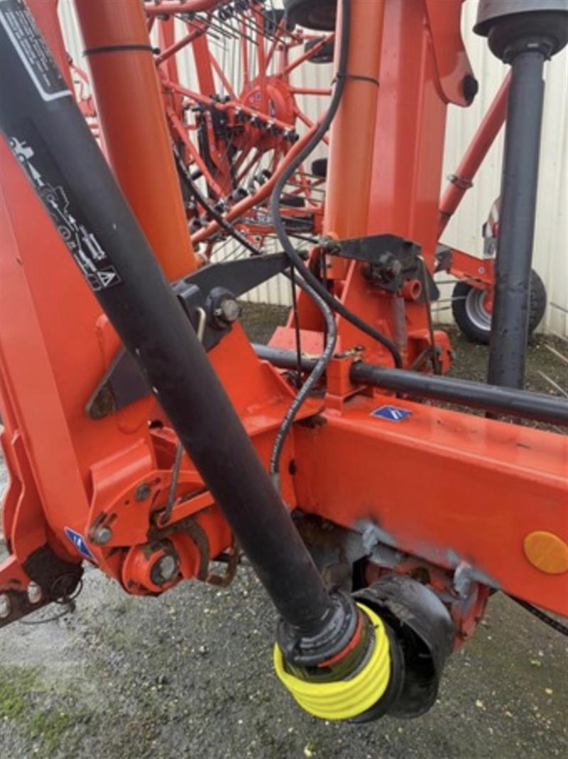 Photo 4. Kuhn GA8121 hay rake