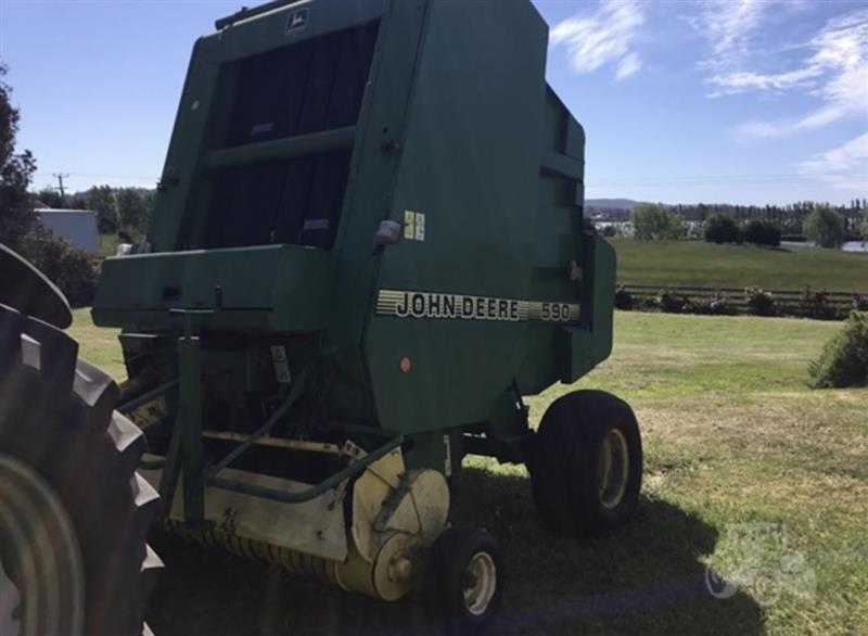 Photo 4. John Deere 590 round baler