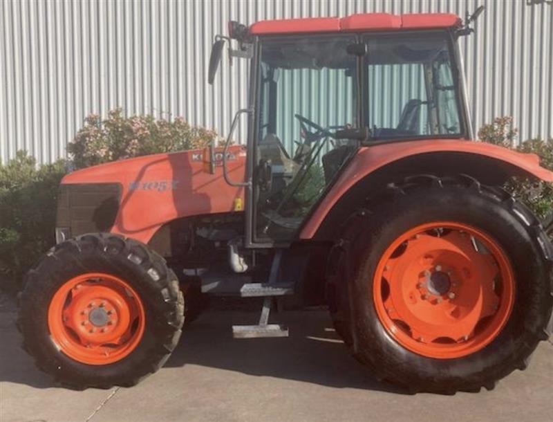 Photo 4. Kubota M105X tractor