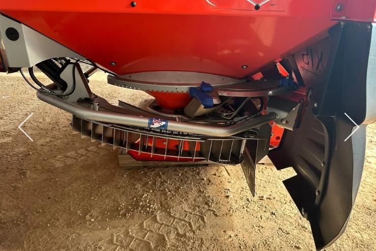 Photo 4. Kuhn 40.1W spreader