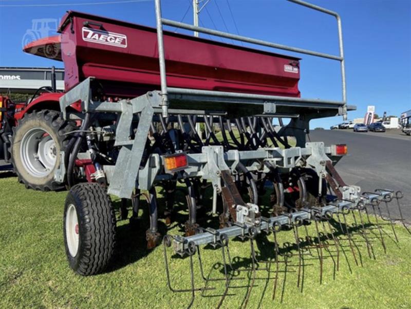 Photo 4. Taege Series 300 airseeder
