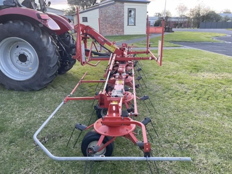 Photo 4. Kuhn GF7702 tedder