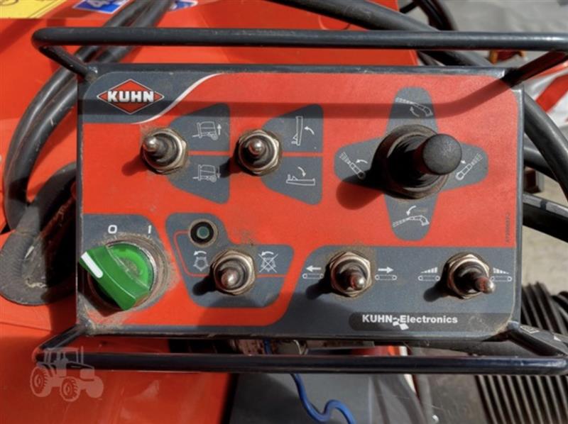 Photo 4. Kuhn Primor 2060M feeder