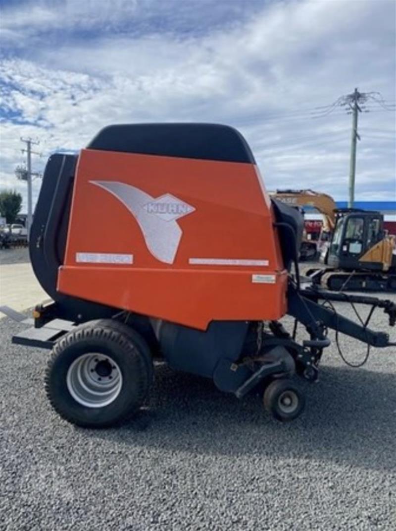 Photo 4. Kuhn VB2160 round baler