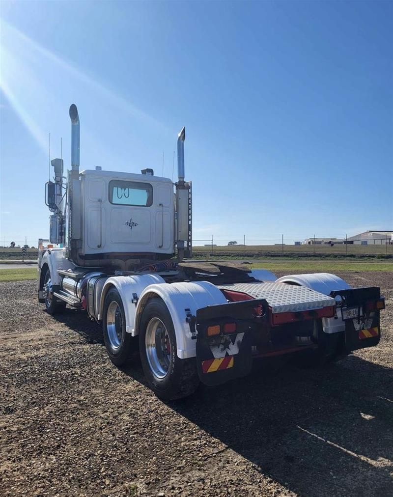 Photo 4. Western Star 4800 FX prime mover