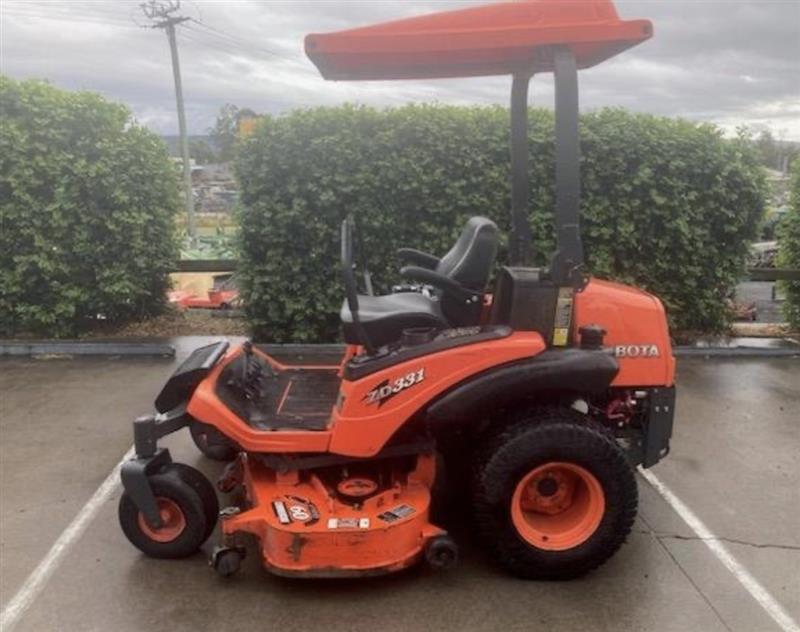 Photo 4. Kubota ZD331 zero turn mower