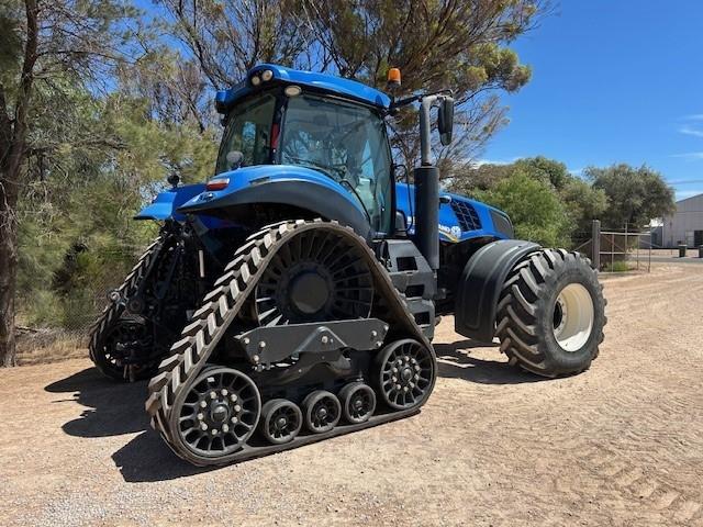 Photo 4. New Holland T8.435 Tracked tractor