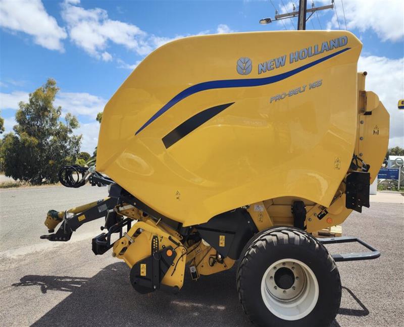 Photo 4. New Holland Pro-Belt 165 HD Round Baler