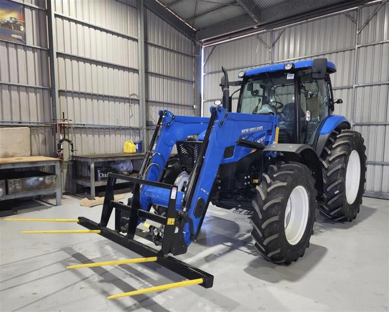 Photo 4. New Holland T6050 FEL tractor