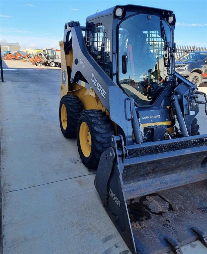 Photo 4. John Deere 318G skid steer loader