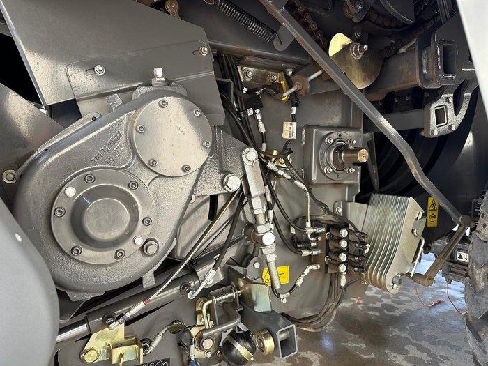 Photo 4. Massey Ferguson Lb 2234Xdtc