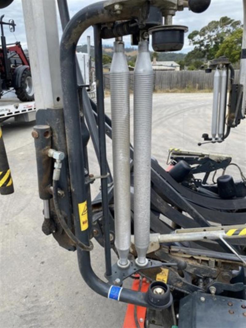 Photo 4. Kuhn VBP2265 round baler