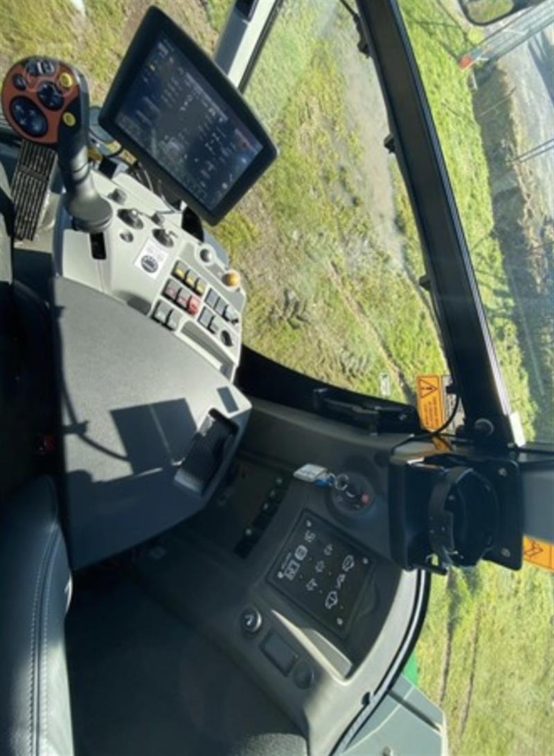 Photo 4. Househam Harrier 4000 self propelled sprayer