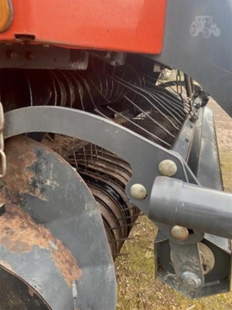 Photo 4. Kuhn VB2190 round baler