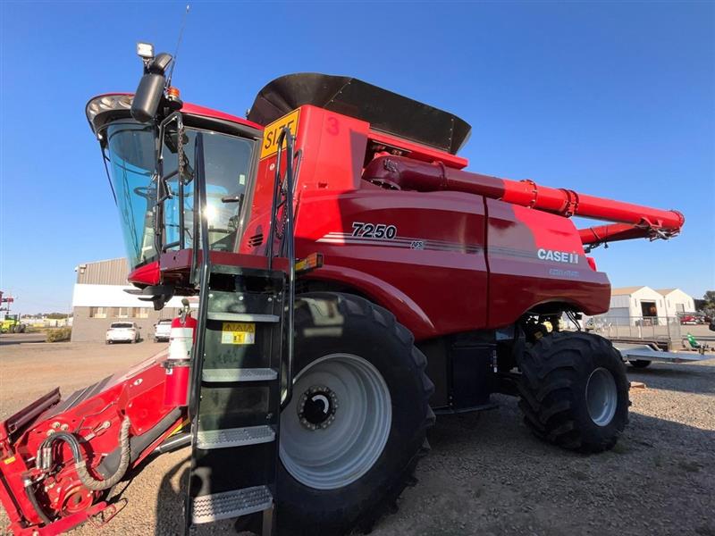 Photo 4. CASE IH CASE COMBINE 7250