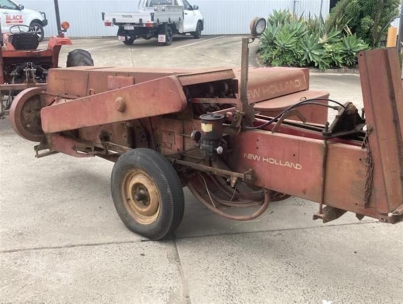 Photo 4. New Holland 275 rectangular Baler