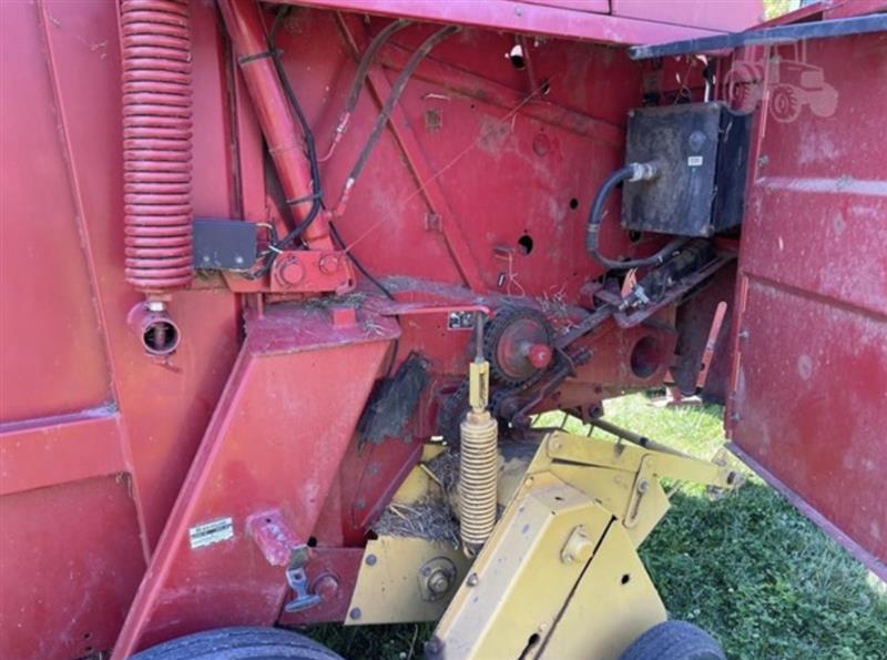 Photo 4. New Holland 658 round baler