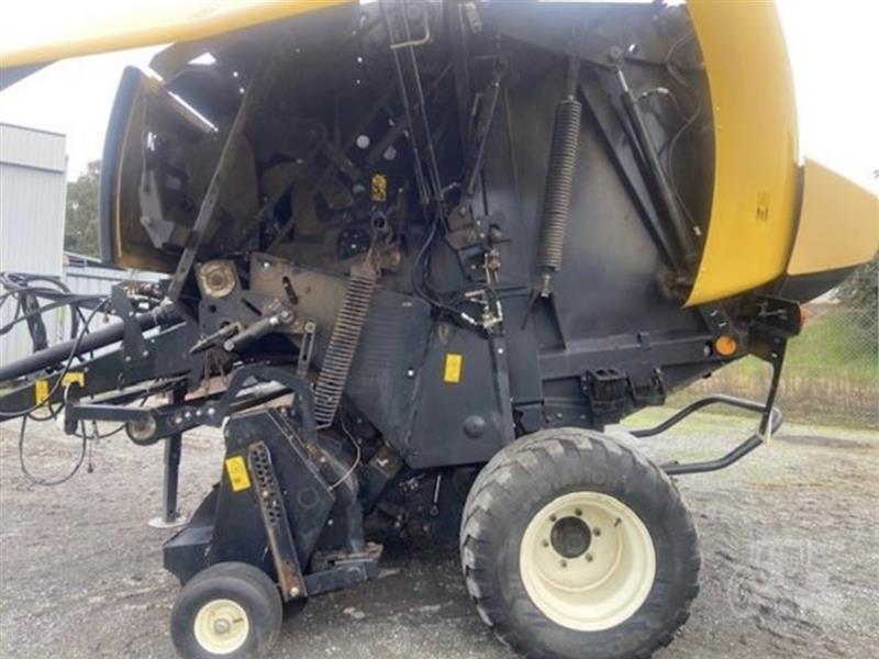 Photo 4. New Holland Roll-Belt 560 round baler
