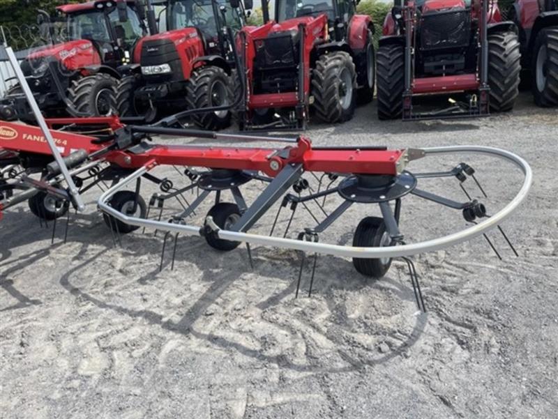Photo 4. Vicon Fanex 764 tedders