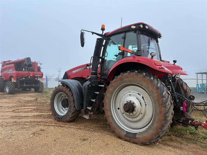 Photo 4. CASE IH MAGNUM 340 Tractor