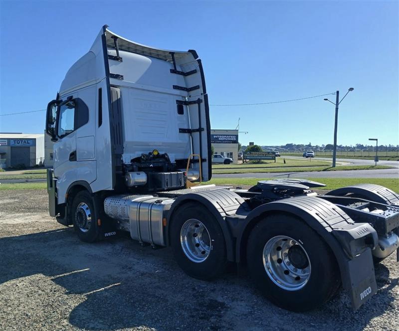 Photo 4. Iveco S-Way AS700 prime mover