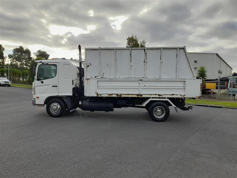 Photo 4. Hino FD 1018 Tipper