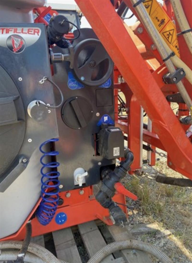 Photo 4. Kuhn Deltis 1502 boom sprayer