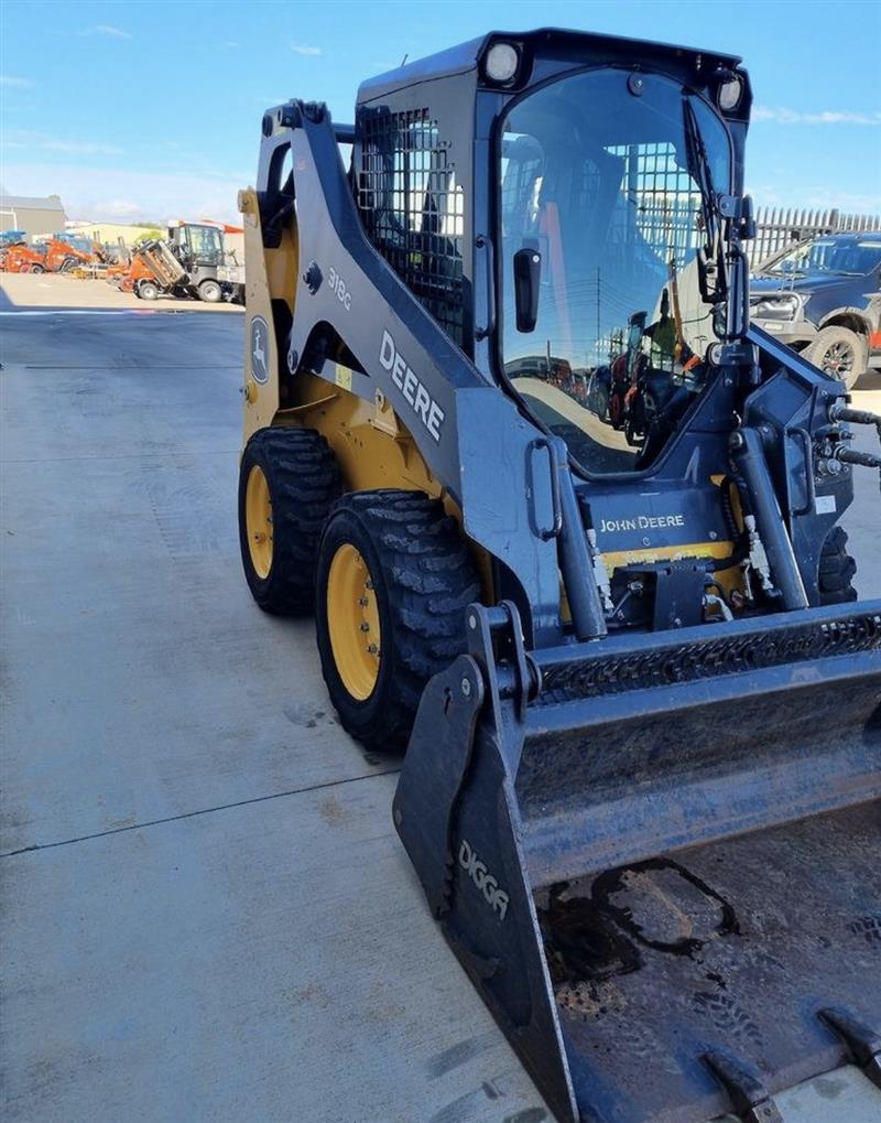 Photo 4. John Deere 318G skid steer loader