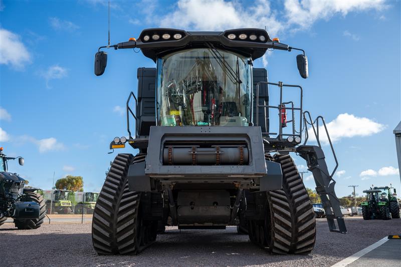 Photo 4. Fendt IDEAL 9T Gen 3 Combine harvester