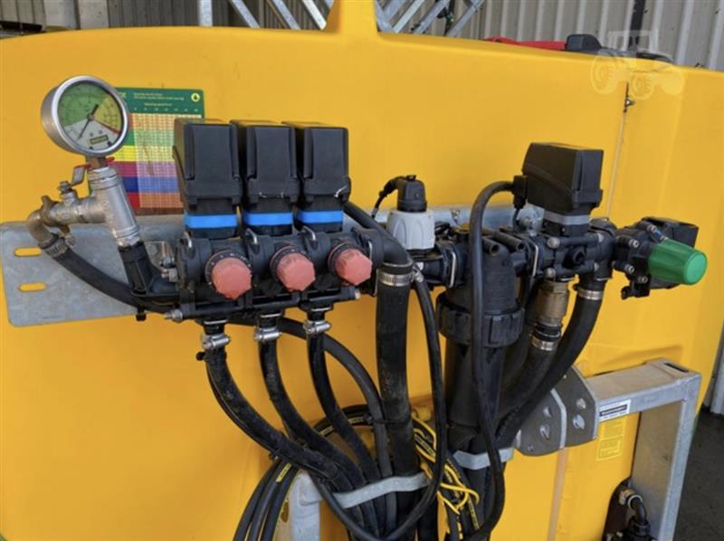 Photo 4. Hustler Katipo 1150 mounted sprayer