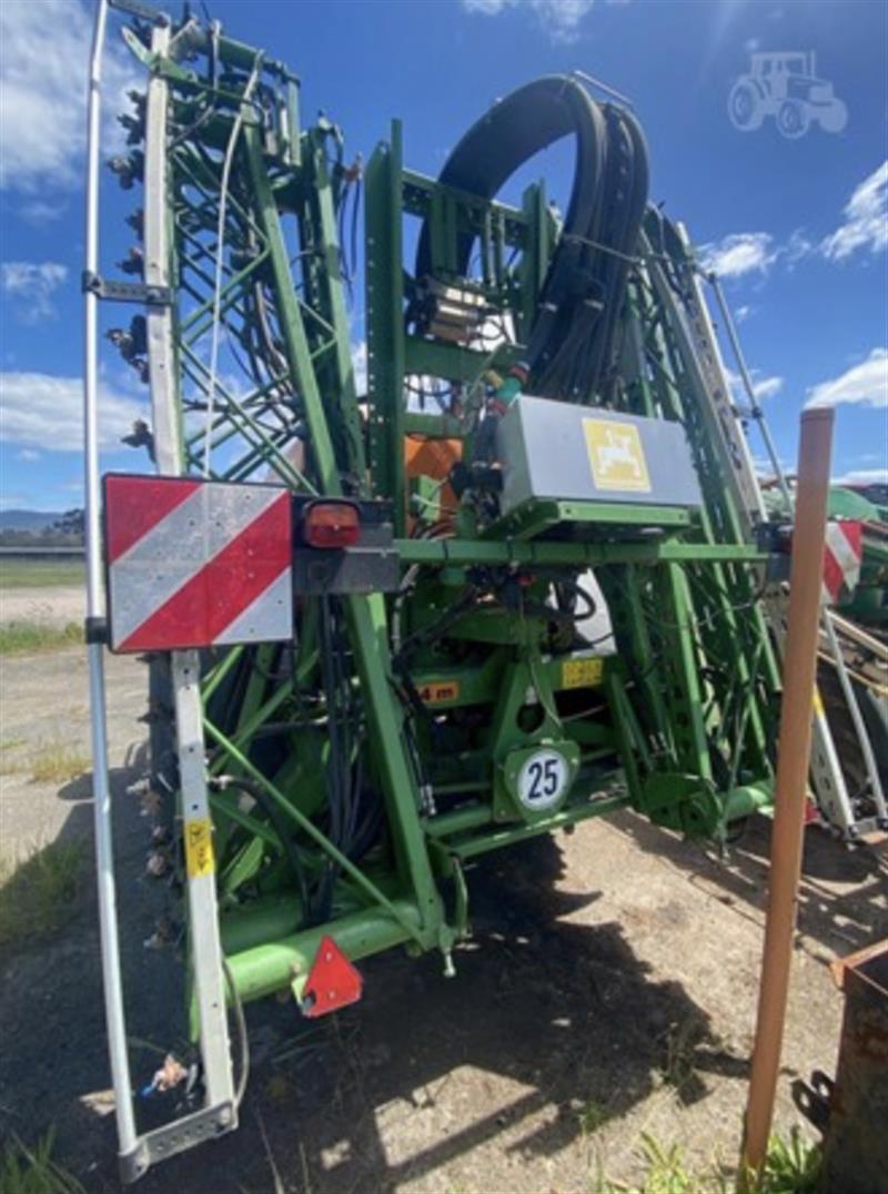 Photo 4. Amazone UG 3000 Nova boom sprayer