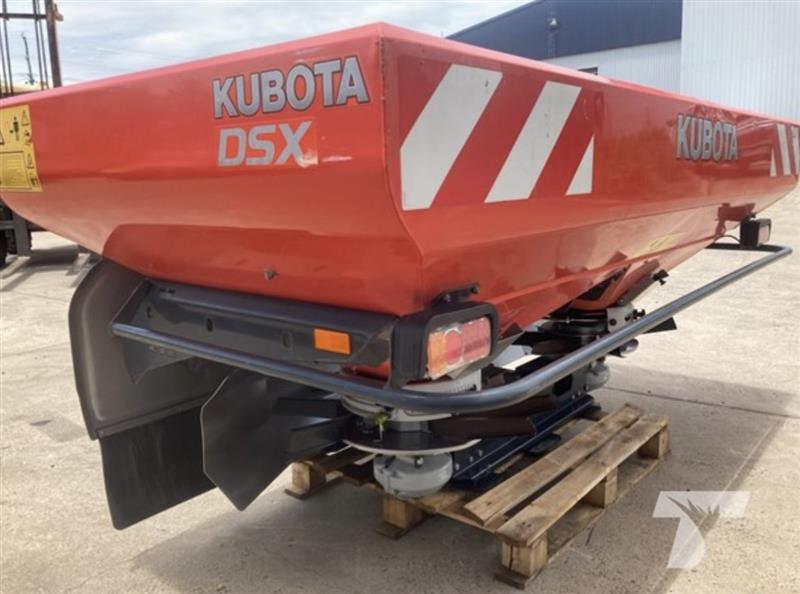 Photo 4. Kubota DSX-1875H spreader