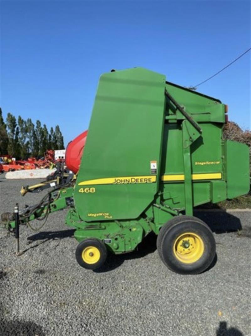 Photo 4. John Deere 468 round baler