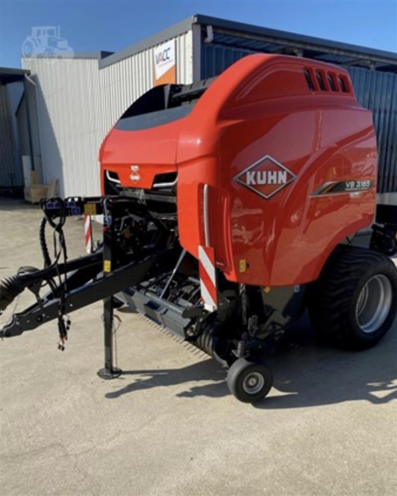 Photo 4. Kuhn VB3165 round baler