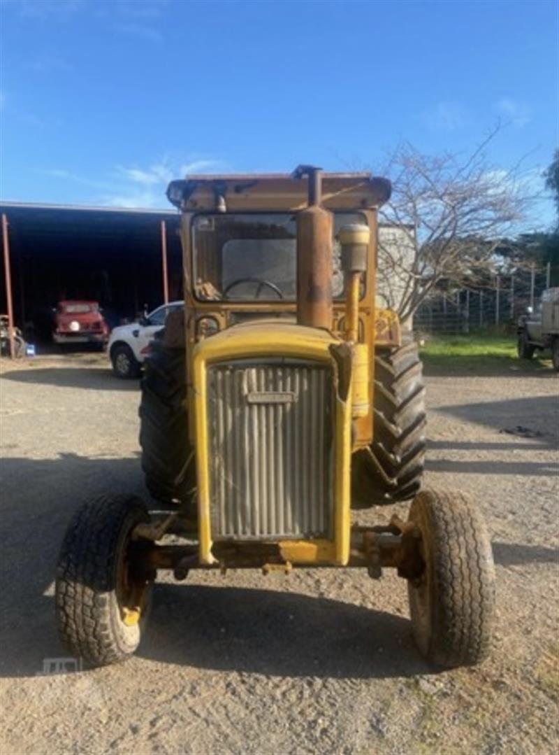 Photo 4. Chamberlain C670 2wd tractor