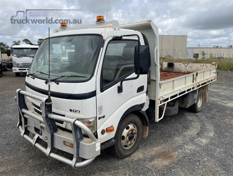 Photo 4. Hino 300 Series 816 Tipper truck