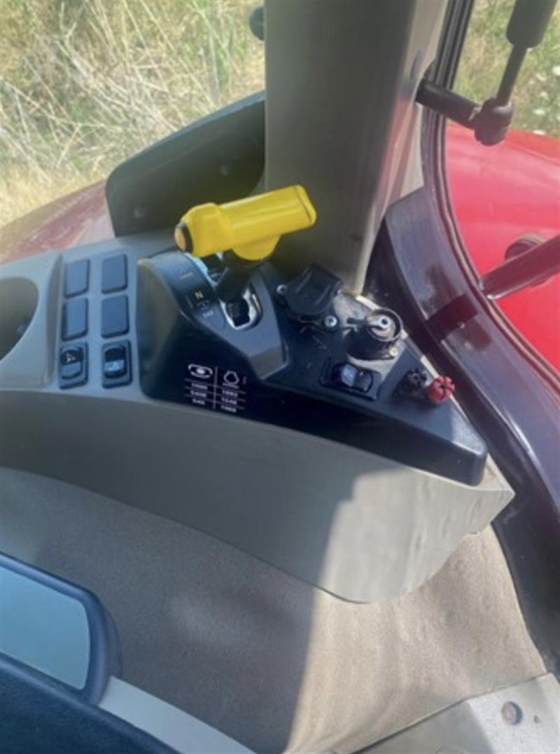 Photo 4. Case IH Puma 165 tractor