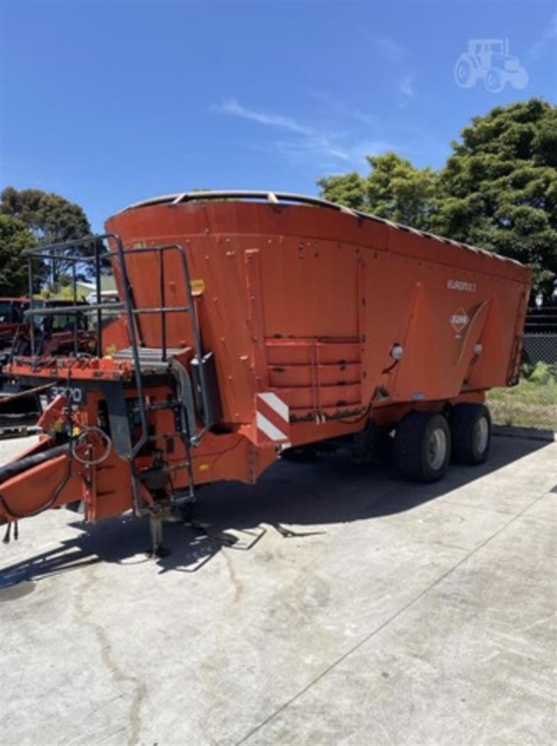 Photo 4. Kuhn Euromix 3370 mixer wagon