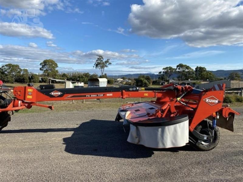 Photo 4. Kuhn FC3561TCR windrower