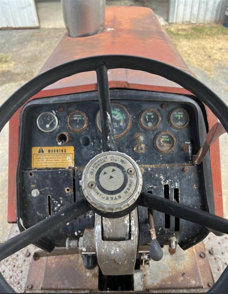 Photo 4. Massey Ferguson 1085 2wd tractor