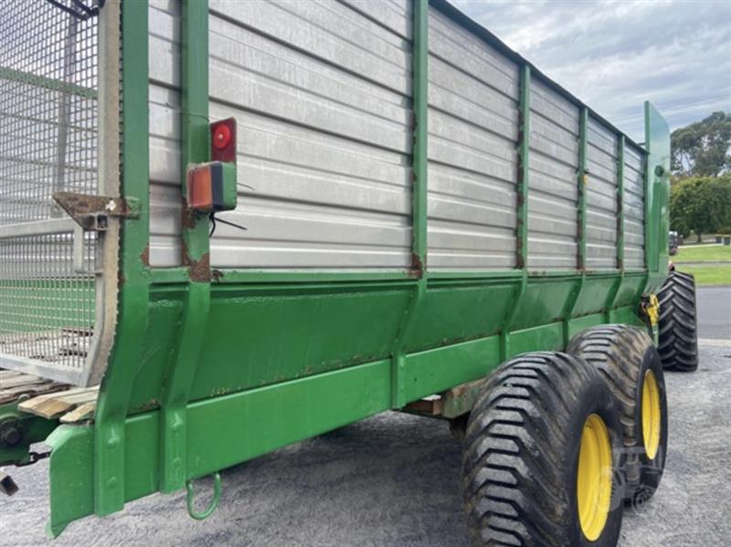 Photo 4. CUB 11000 mixer wagon