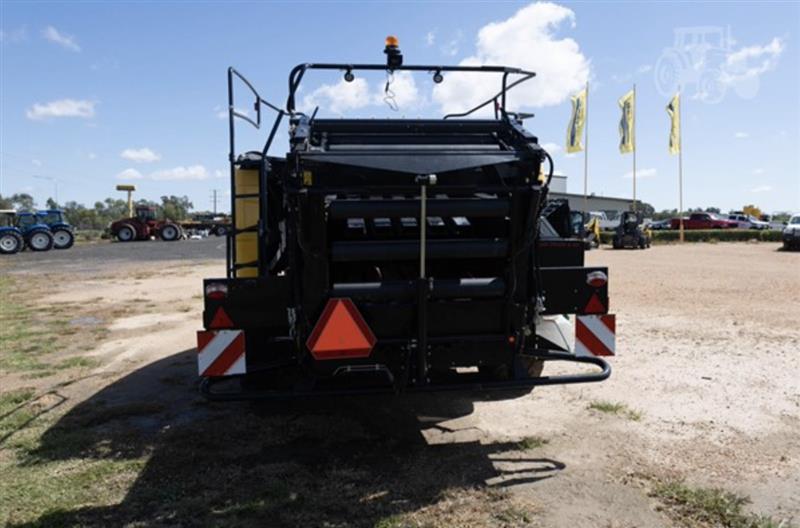 Photo 4. New Holland Big Baler 1290 Plus baler