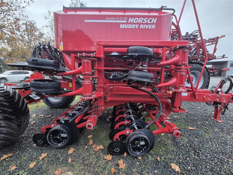 Photo 2. Horsch Avatar 4.16 airseeder