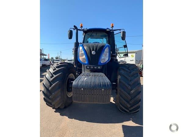 Photo 2. New Holland T8.435 Smart Trax tractor