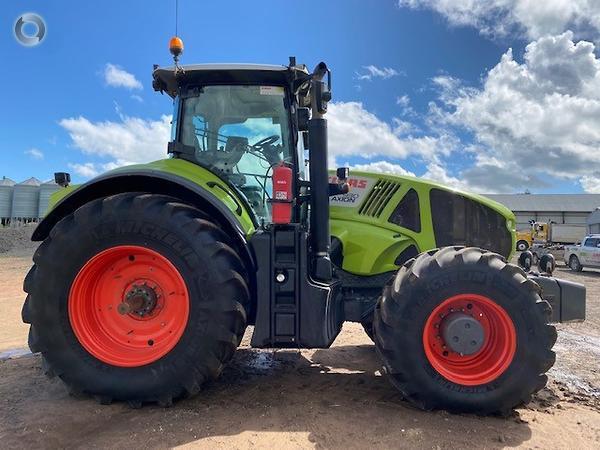 Photo 4. Claas Axion 930 tractor